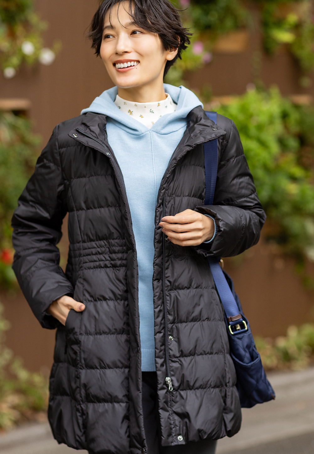 ロングダウンコート&フードプルオーバー、スムースプリントプルオーバーを着用した女性 01