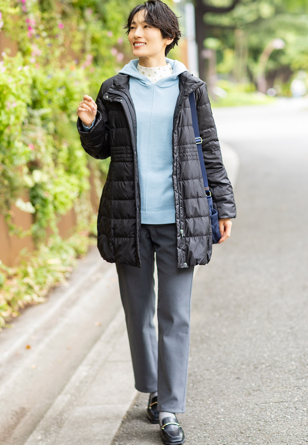 ロングダウンコート&フードプルオーバー、スムースプリントプルオーバーを着用した女性 02