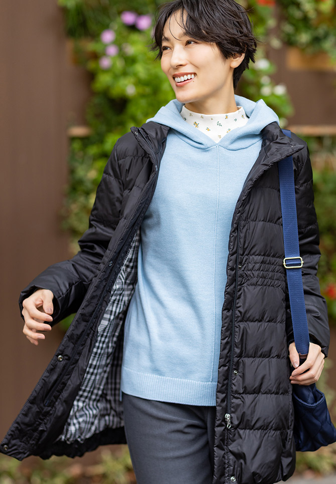ロングダウンコート&フードプルオーバー、スムースプリントプルオーバーを着用した女性 03