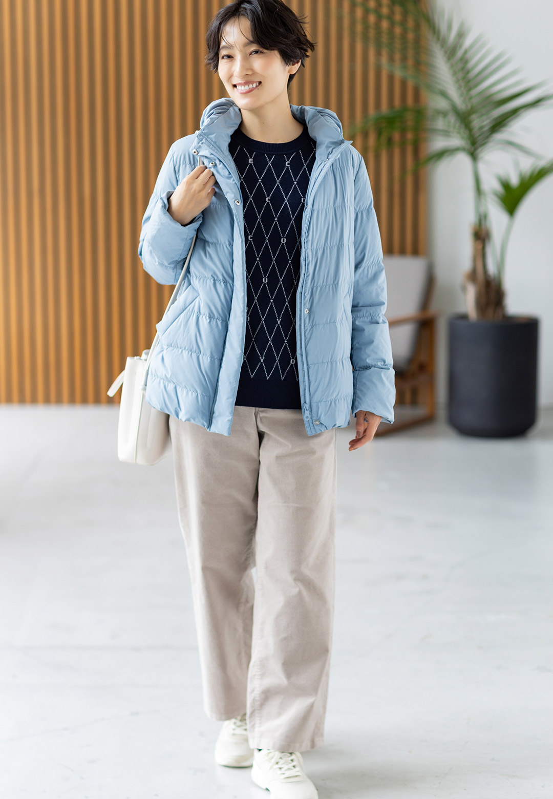 ショートダウンコート&ジャガードプルオーバー、裏起毛ストレッチパンツを着用した女性 01