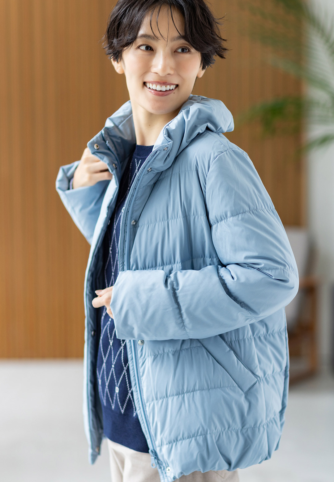 ショートダウンコート&ジャガードプルオーバー、裏起毛ストレッチパンツを着用した女性 02