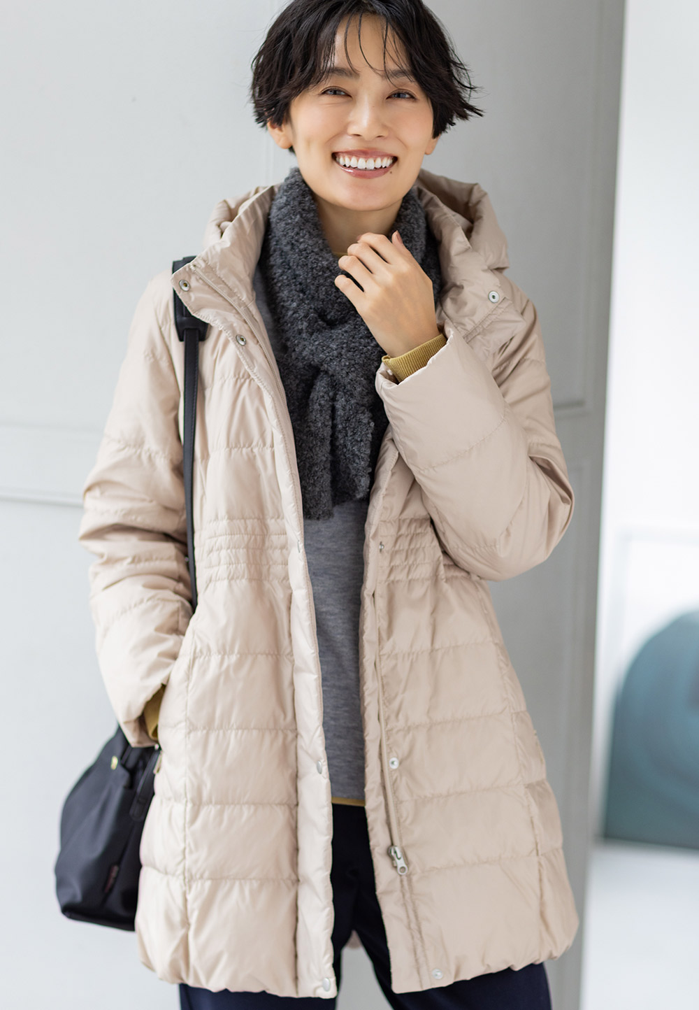 ロングダウンコート&ダブルフェイスプルオーバー、ループヤーンマフラーを着用した女性 01