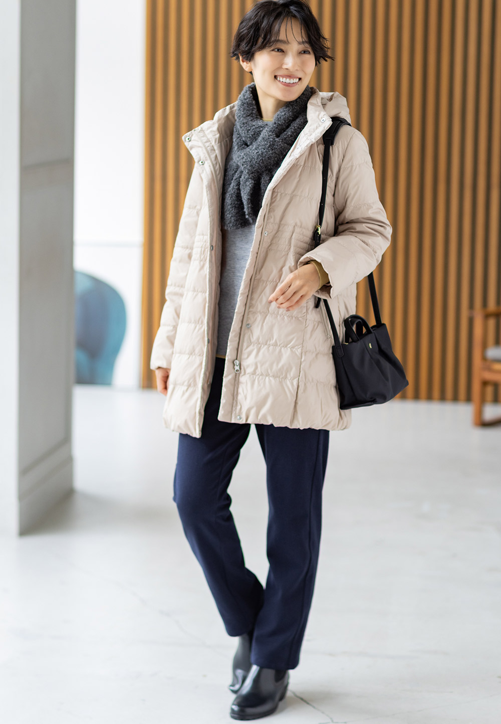 ロングダウンコート&ダブルフェイスプルオーバー、ループヤーンマフラーを着用した女性 02