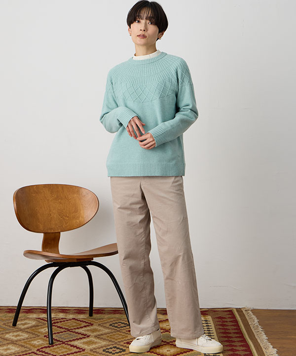 カラーニットを着用した女性の画像（アンカーリンク）