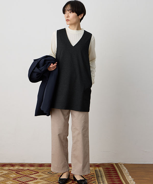 アンサンブルを着用した女性の画像（アンカーリンク）