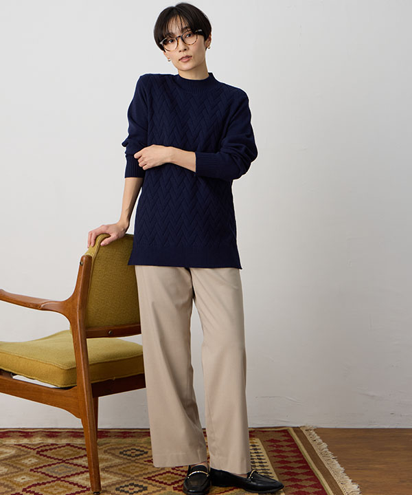 ヘリンボーンニットを着用した女性の画像（アンカーリンク）