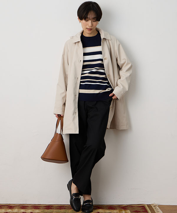 ボーダーニットを着用した女性の画像（アンカーリンク）