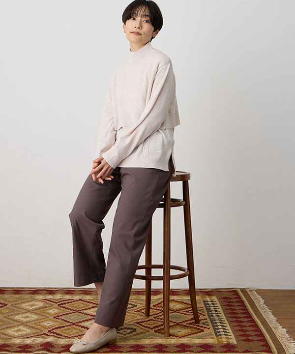 レイヤードニットを着用した女性の画像（アンカーリンク）