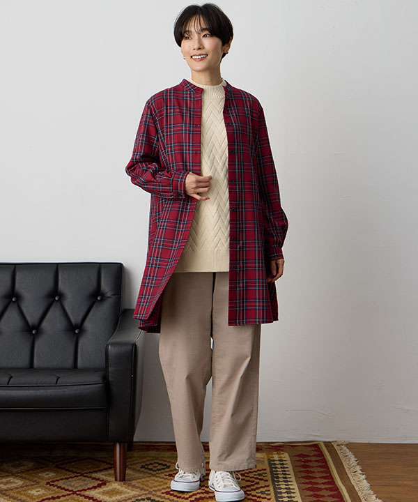 ロングシャツを着用した女性の画像（アンカーリンク）