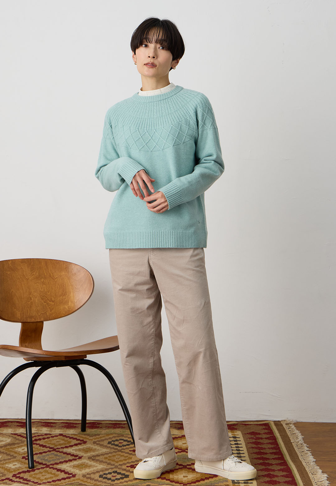 ジャガードニットプルオーバー&ジャガードドットプルオーバー、裏起毛ストレッチパンツを着用した女性 01