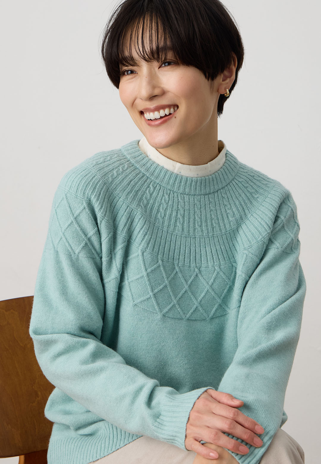 ジャガードニットプルオーバー&ジャガードドットプルオーバー、裏起毛ストレッチパンツを着用した女性 02