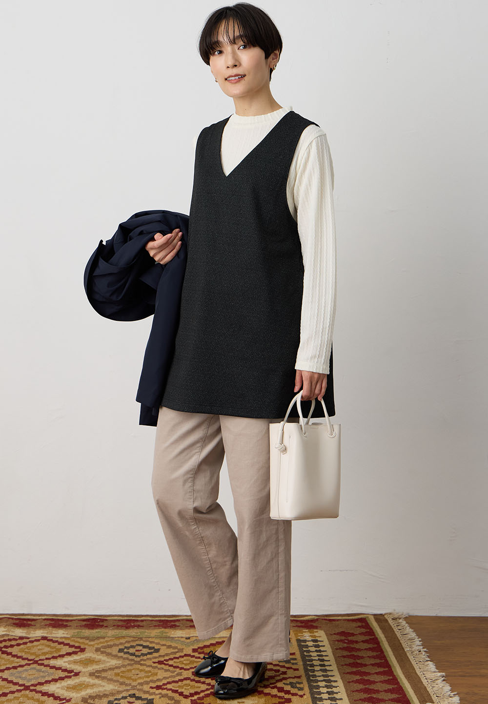 ジャンスカアンサンブル&裏起毛ストレッチパンツ、ライナー付きステンカラーコートを着用した女性 01