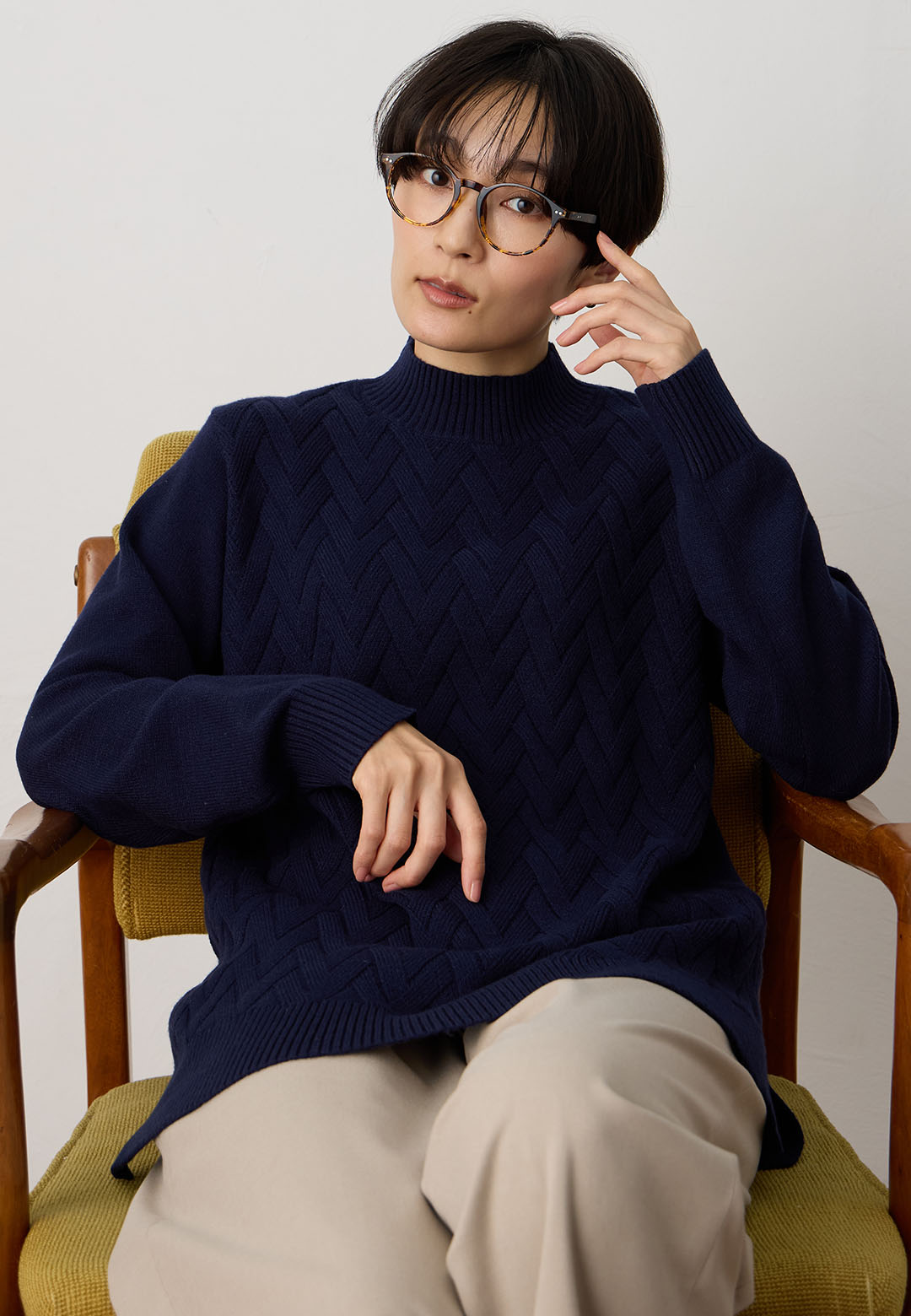 ヘリンボーンニットプルオーバー&裏付きストレートパンツを着用した女性 02