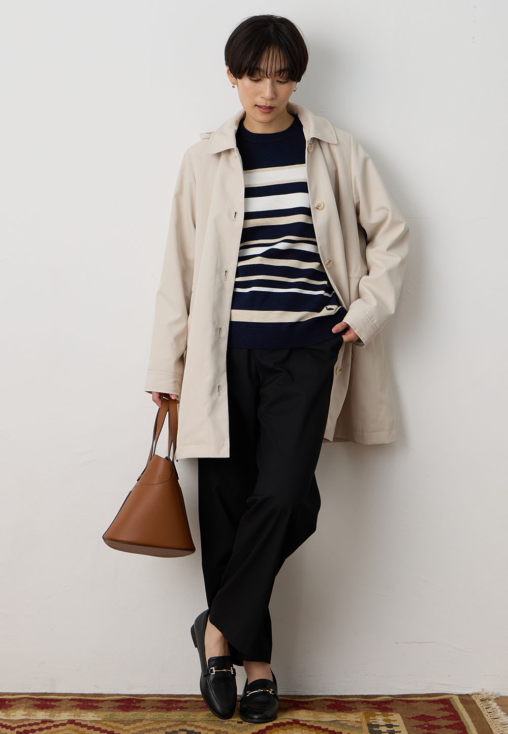 パネルボーダーニットプルオーバー&裏付きストレートパンツ、ライナー付きコートを着用した女性 02