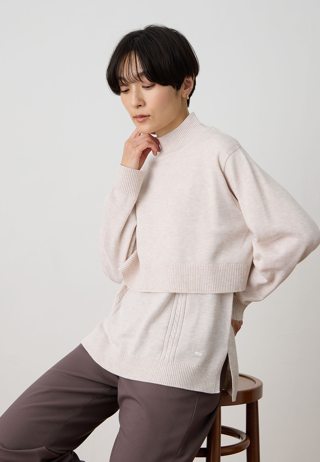 ハイネックニットアンサンブル&裏付きストレートパンツを着用した女性 01