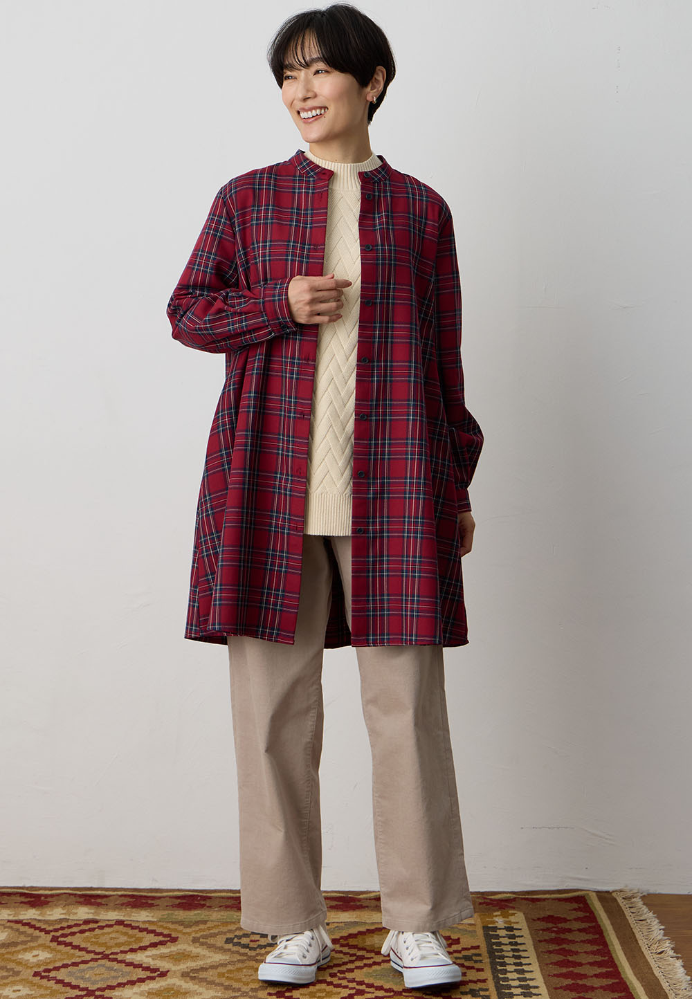 チュニックブラウス&ヘリンボーンニットプルオーバー、裏起毛ストレッチパンツを着用した女性 01