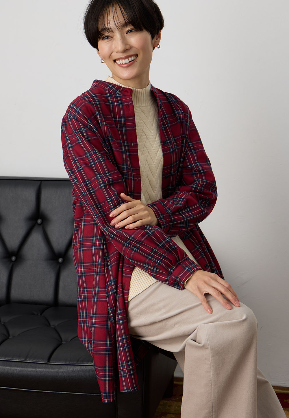 チュニックブラウス&ヘリンボーンニットプルオーバー、裏起毛ストレッチパンツを着用した女性 02