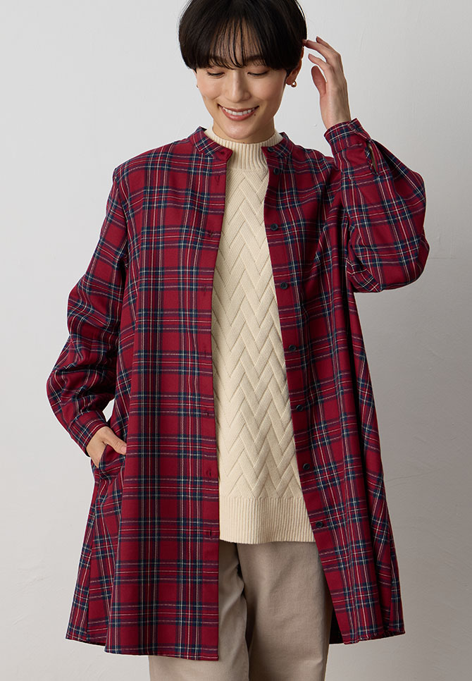 チュニックブラウス&ヘリンボーンニットプルオーバー、裏起毛ストレッチパンツを着用した女性 03