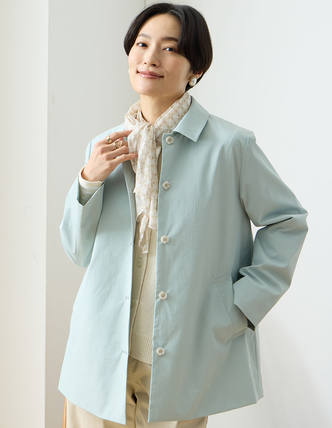 Departure Blue はっ水ステンカラーコート&ボラメニットベスト&ストレッチワイドパンツ&モノグラムストール&を着用した女性 01