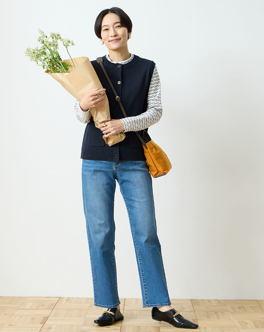 Museum Stroll ラメニットベスト&ジャガードプルオーバー&ストレッチデニムストレートパンツを着用した女性 01