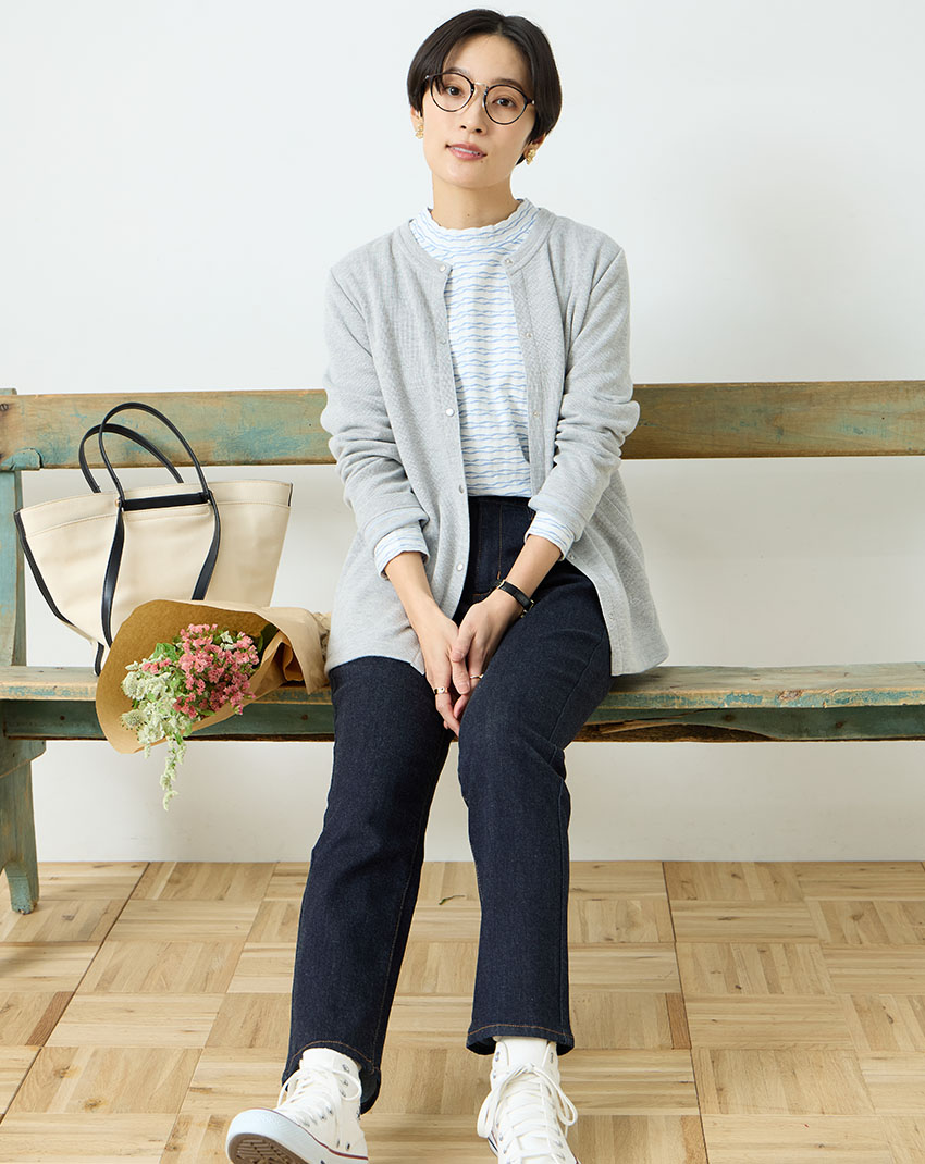 Local Market  ダブルフェイスカーディガン&ジャガードプルオーバー&ストレッチデニムスリムパンツを着用した女性 01