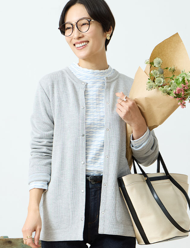 Local Market  ダブルフェイスカーディガン&ジャガードプルオーバー&ストレッチデニムスリムパンツを着用した女性 02