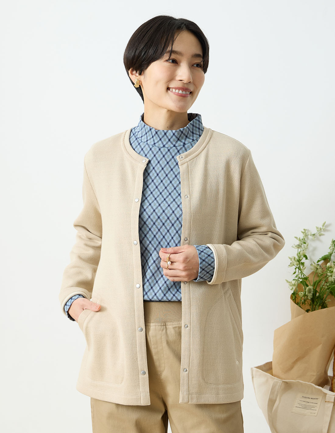 Gentle Morning ダブルフェイスカーディガン&ジャガードチェックプルオーバー&ストレッチワイドパンツを着用した女性 02