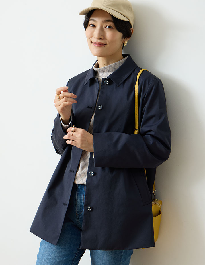 Homeward Bound  はっ水ステンカラーコート&ジャガードチェックプルオーバー&ストレッチデニムスリムパンツを着用した女性 01