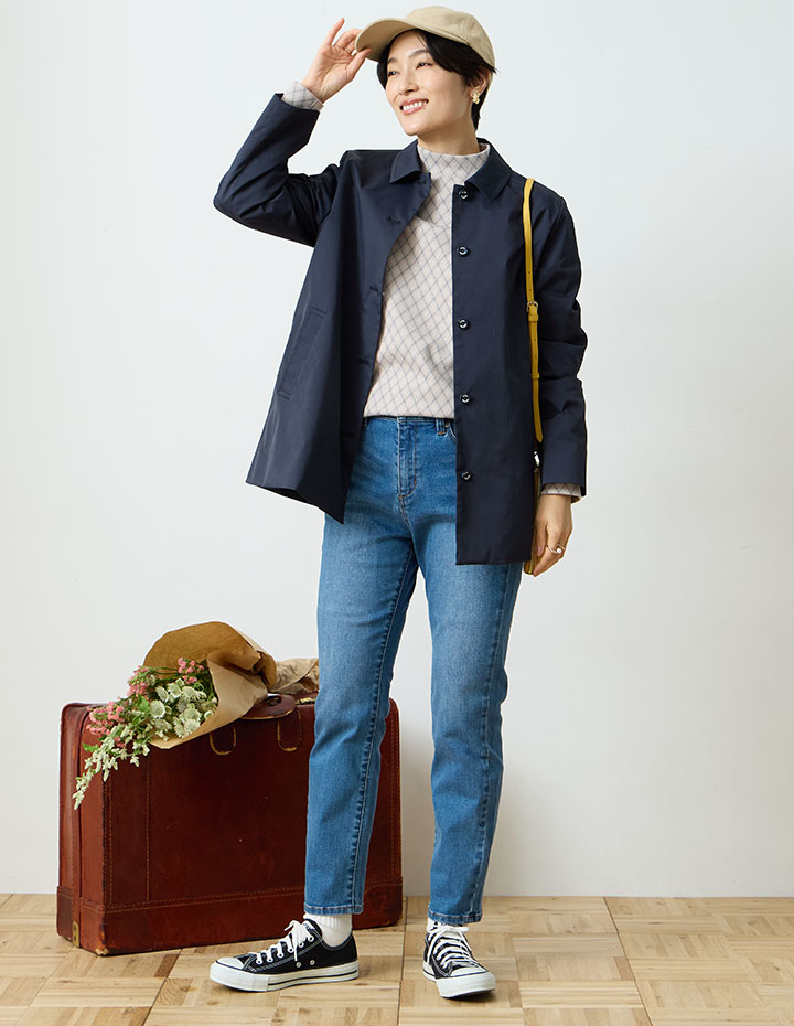 Homeward Bound  はっ水ステンカラーコート&ジャガードチェックプルオーバー&ストレッチデニムスリムパンツを着用した女性 02