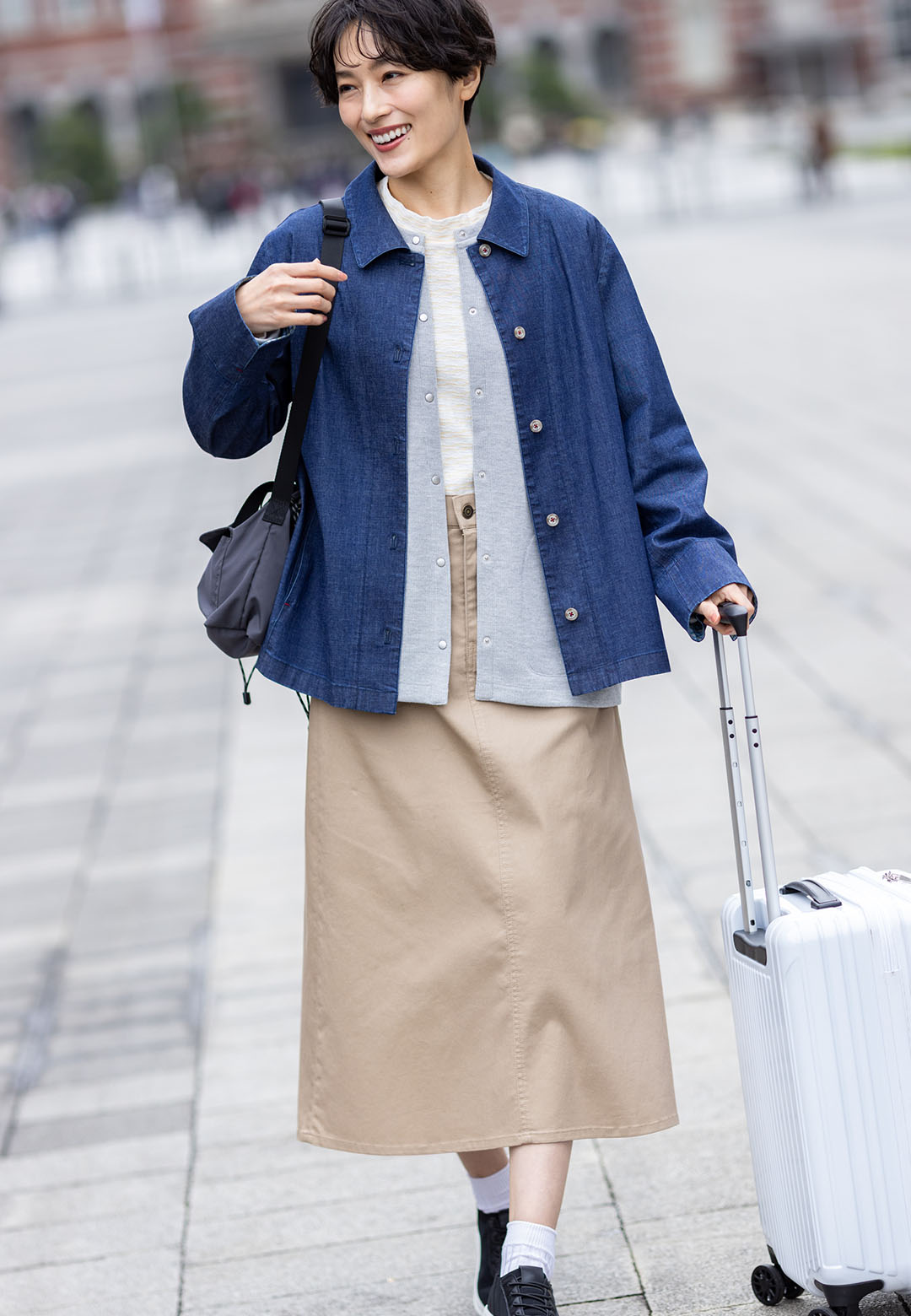 デニムジャケットを着用した女性2