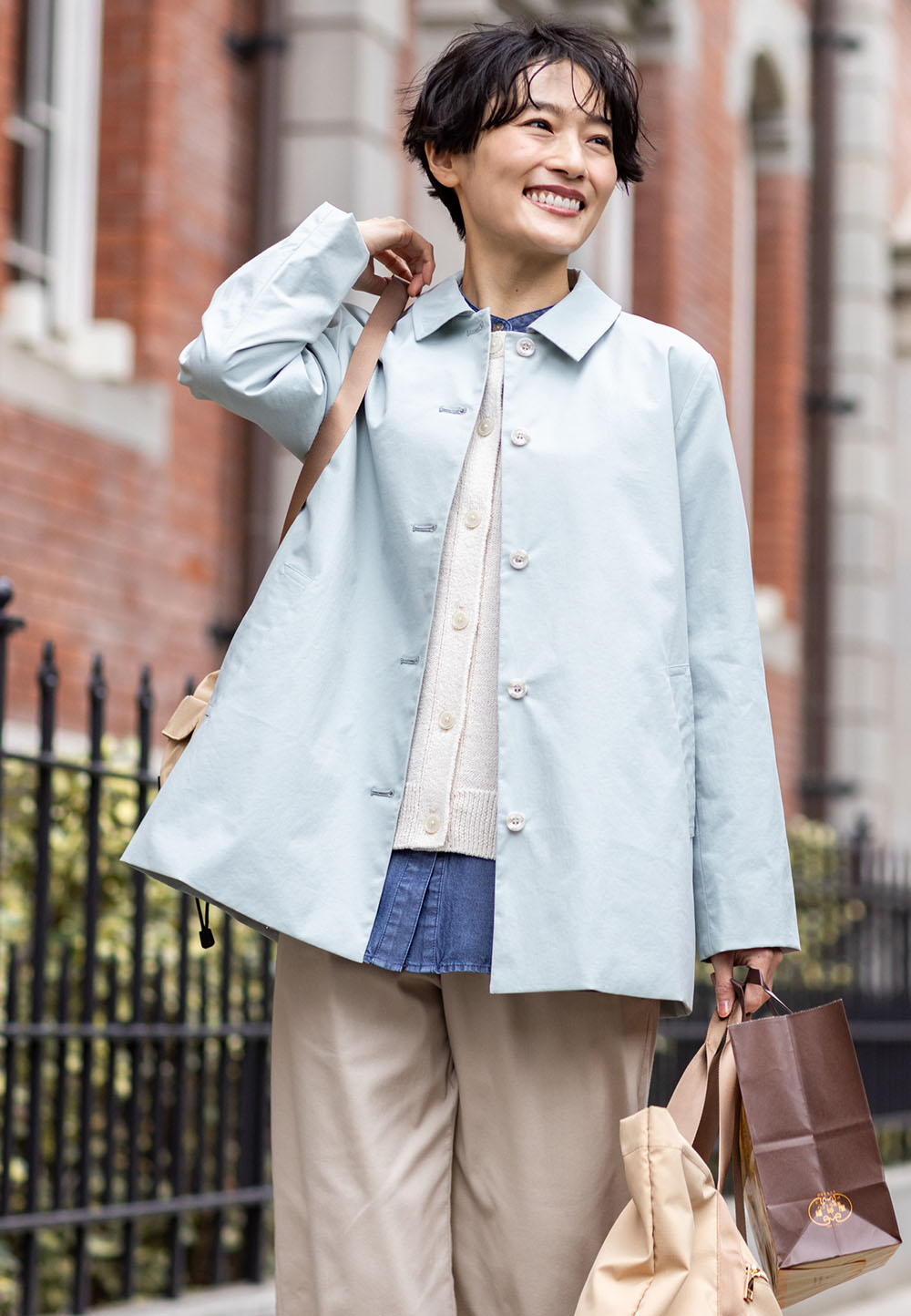 はっ水コートを着用した女性1