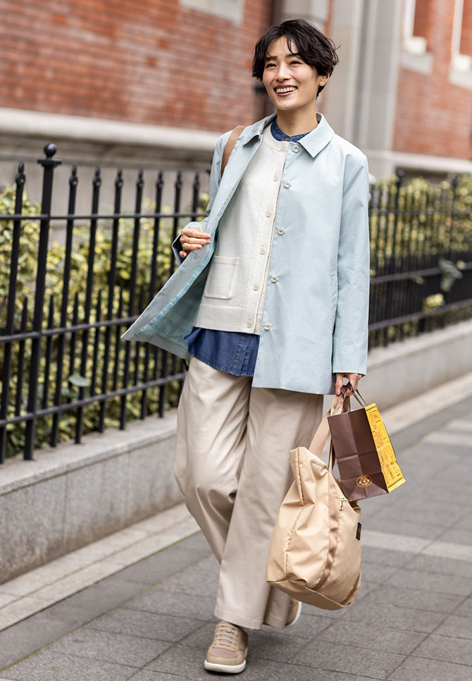 はっ水コートを着用した女性2