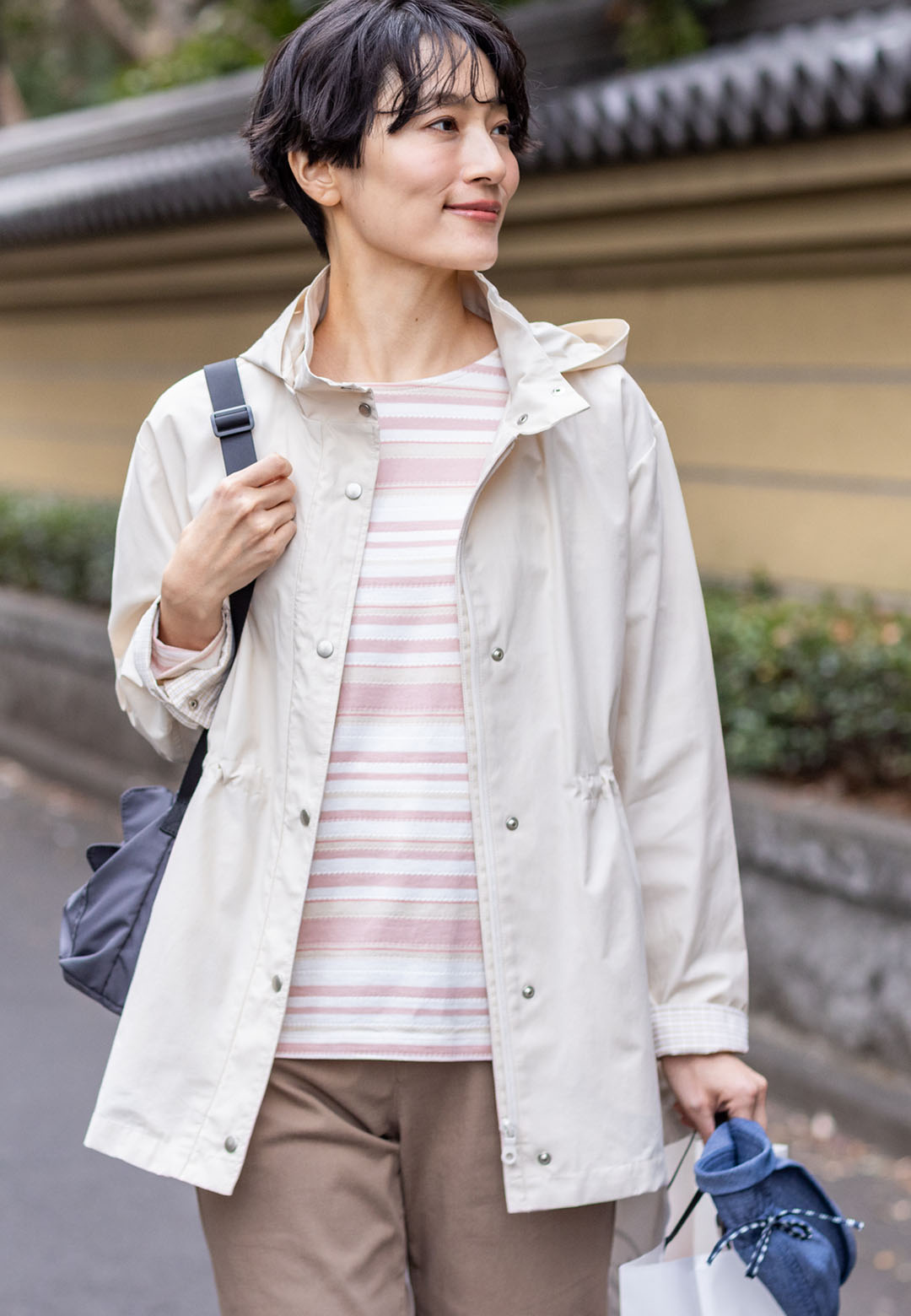 マウンテンパーカーを着用した女性1