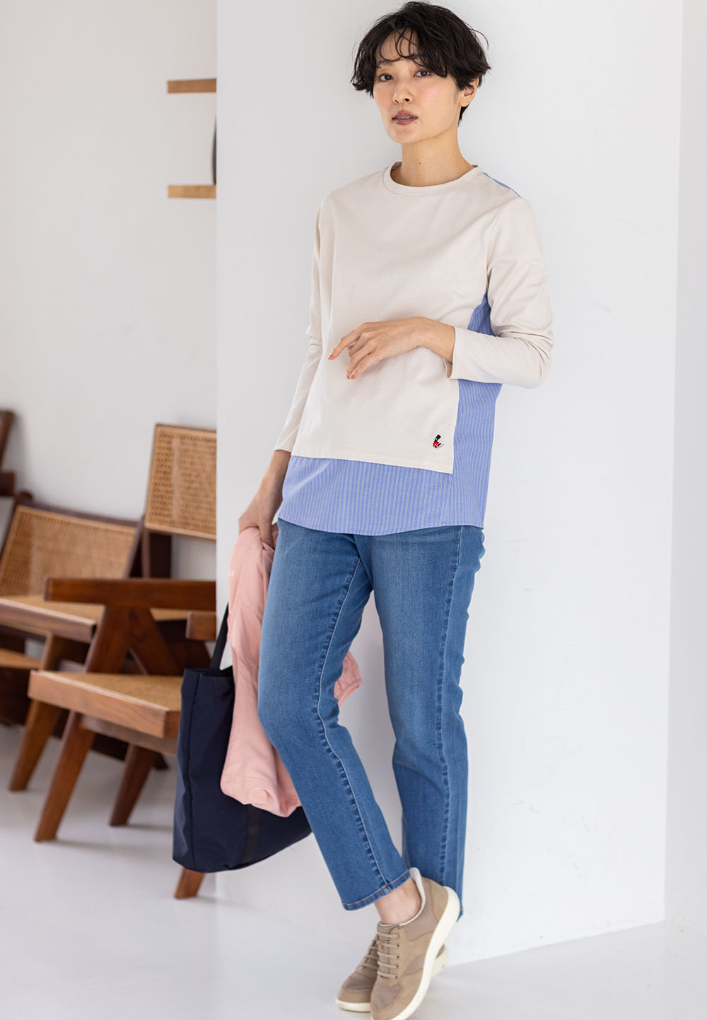 ドッキングカットソーを着用した女性1