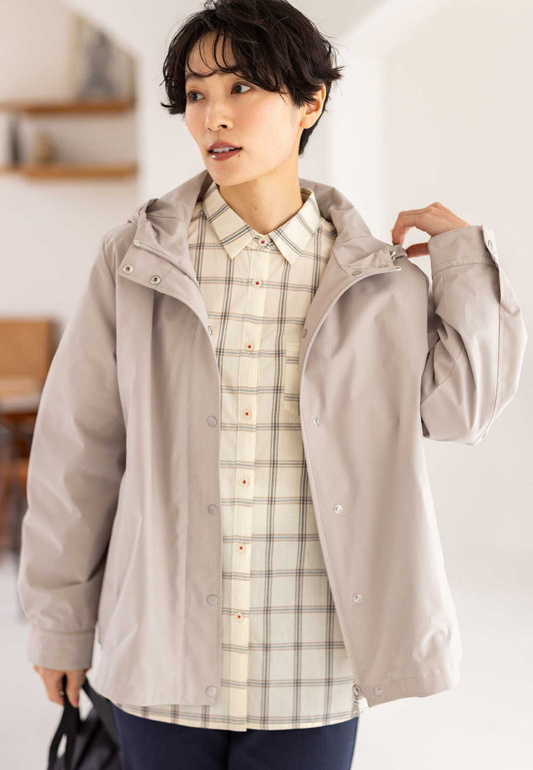 マウンテンパーカーを着用した女性2