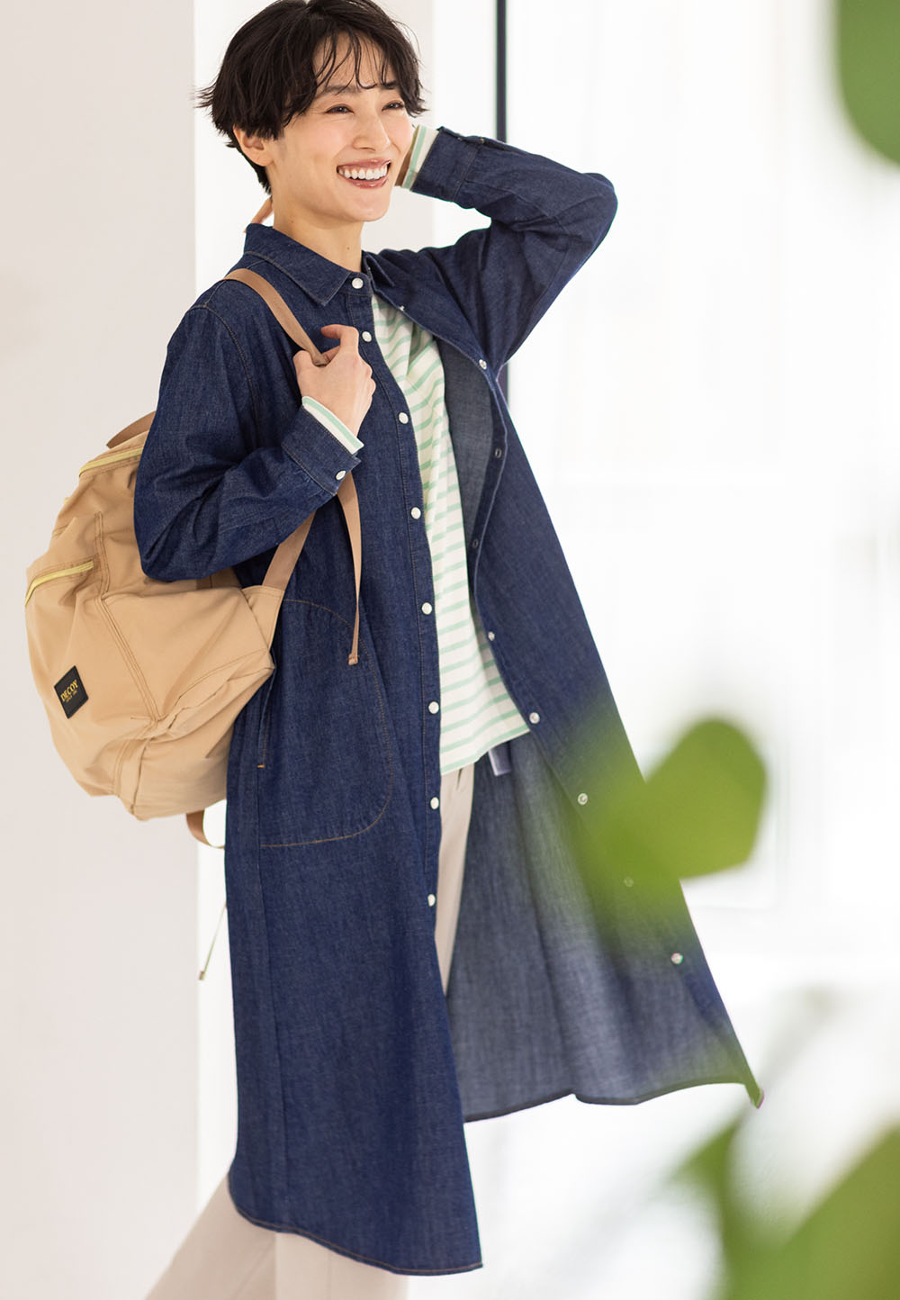 デニムワンピを着用した女性1