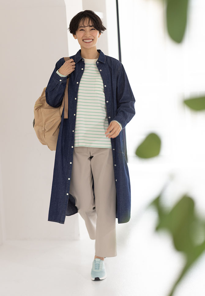 デニムワンピを着用した女性2