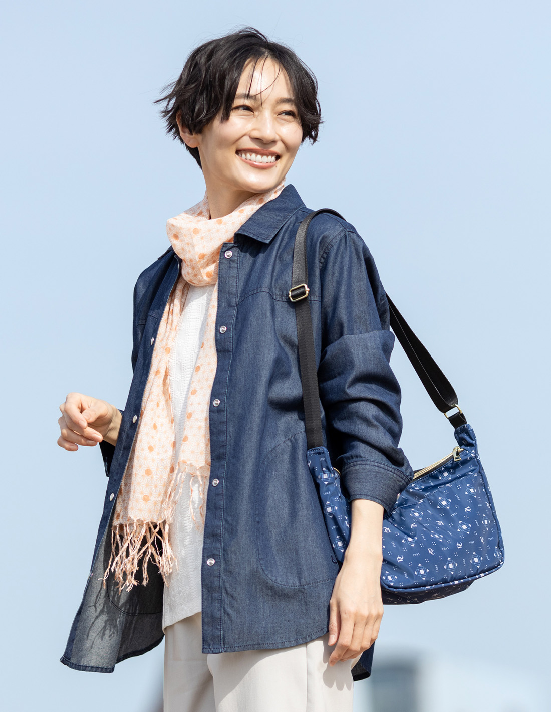 デニムシャツジャケットを着用したモデル1