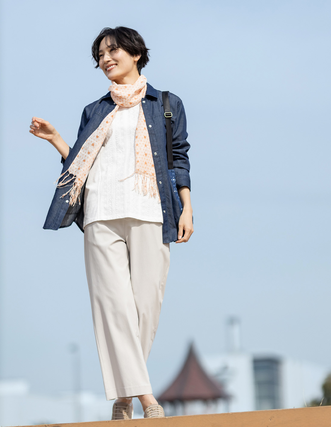 デニムシャツジャケットを着用したモデル2