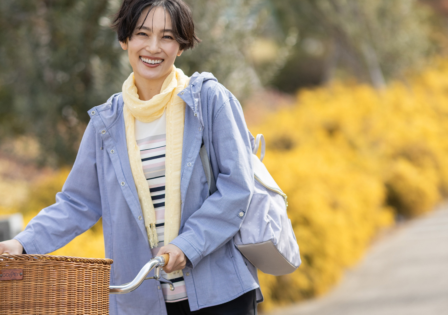 ギンガムフードシャツジャケットを着用した女性