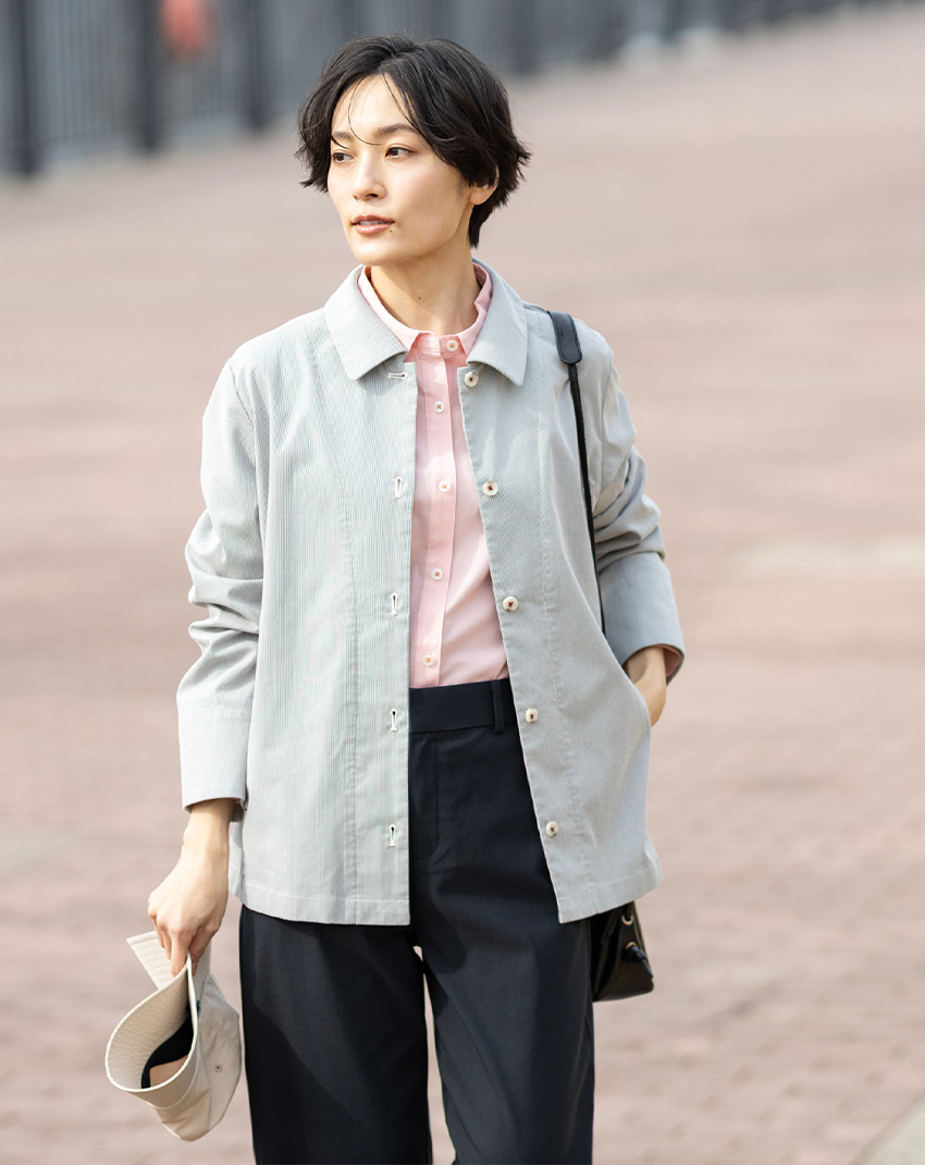 ストライプジャケットを着用した女性1