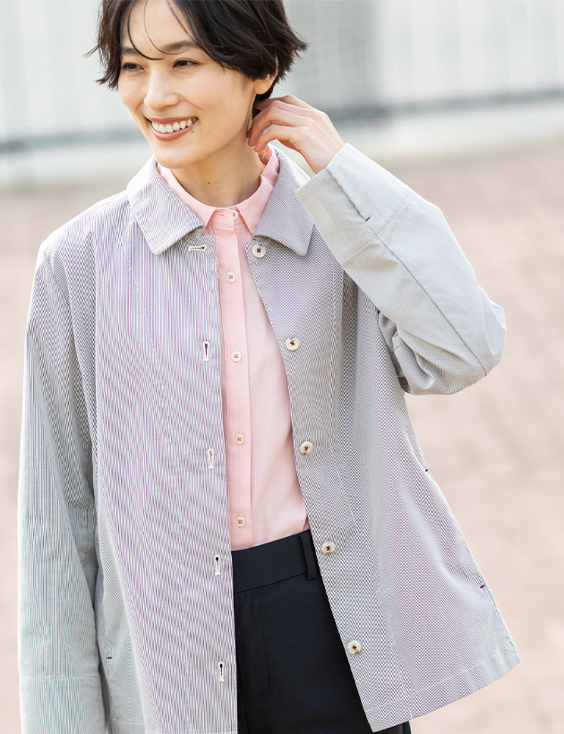 ストライプジャケットを着用した女性2