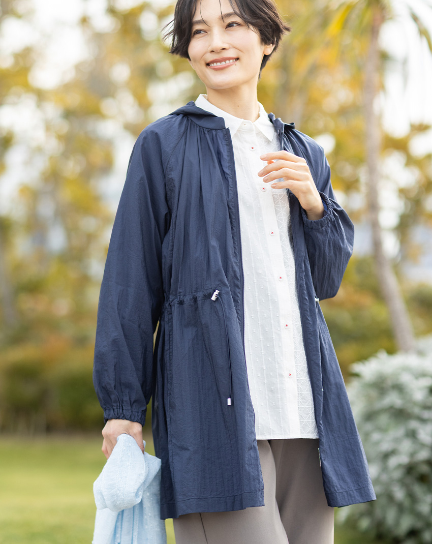 ドロストフードジャケットを着用した女性1