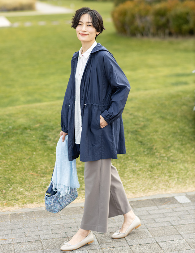 ドロストフードジャケットを着用した女性2