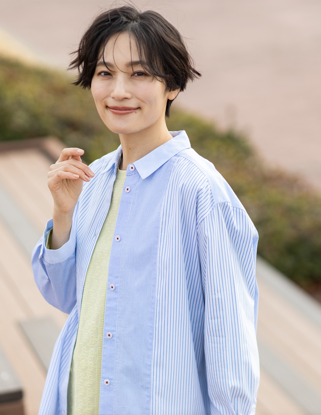 パッチワークブラウスを着用した女性1