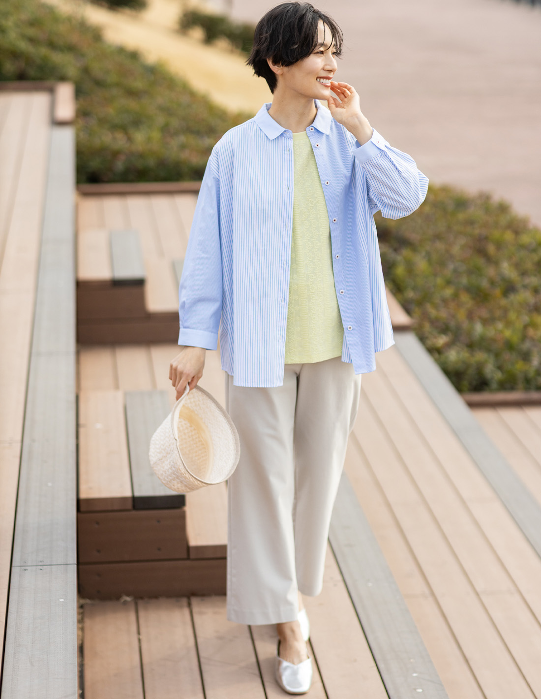 パッチワークブラウスを着用した女性2