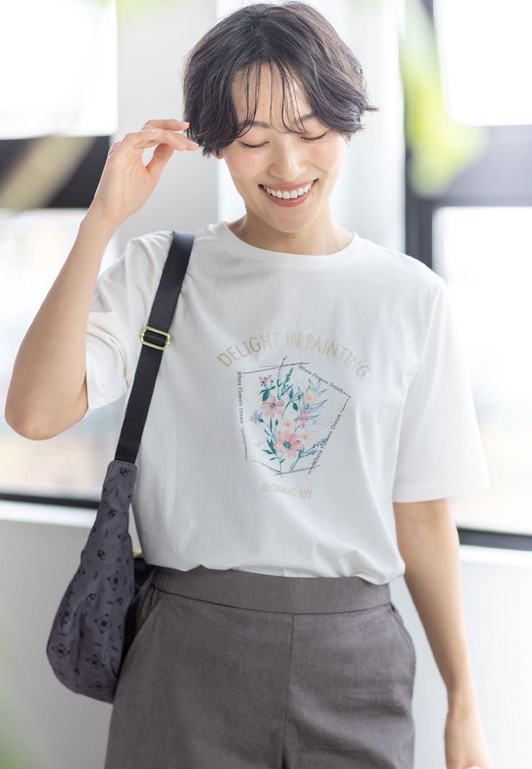 【ひやさらコットン】フラワープリントTシャツ【綿100％・接触冷感・UVカット】と刺繍ジャケットとストレッチワイドパンツ【接触冷感・ウォッシャブル・後ろウエストゴム】を着用した女性１
