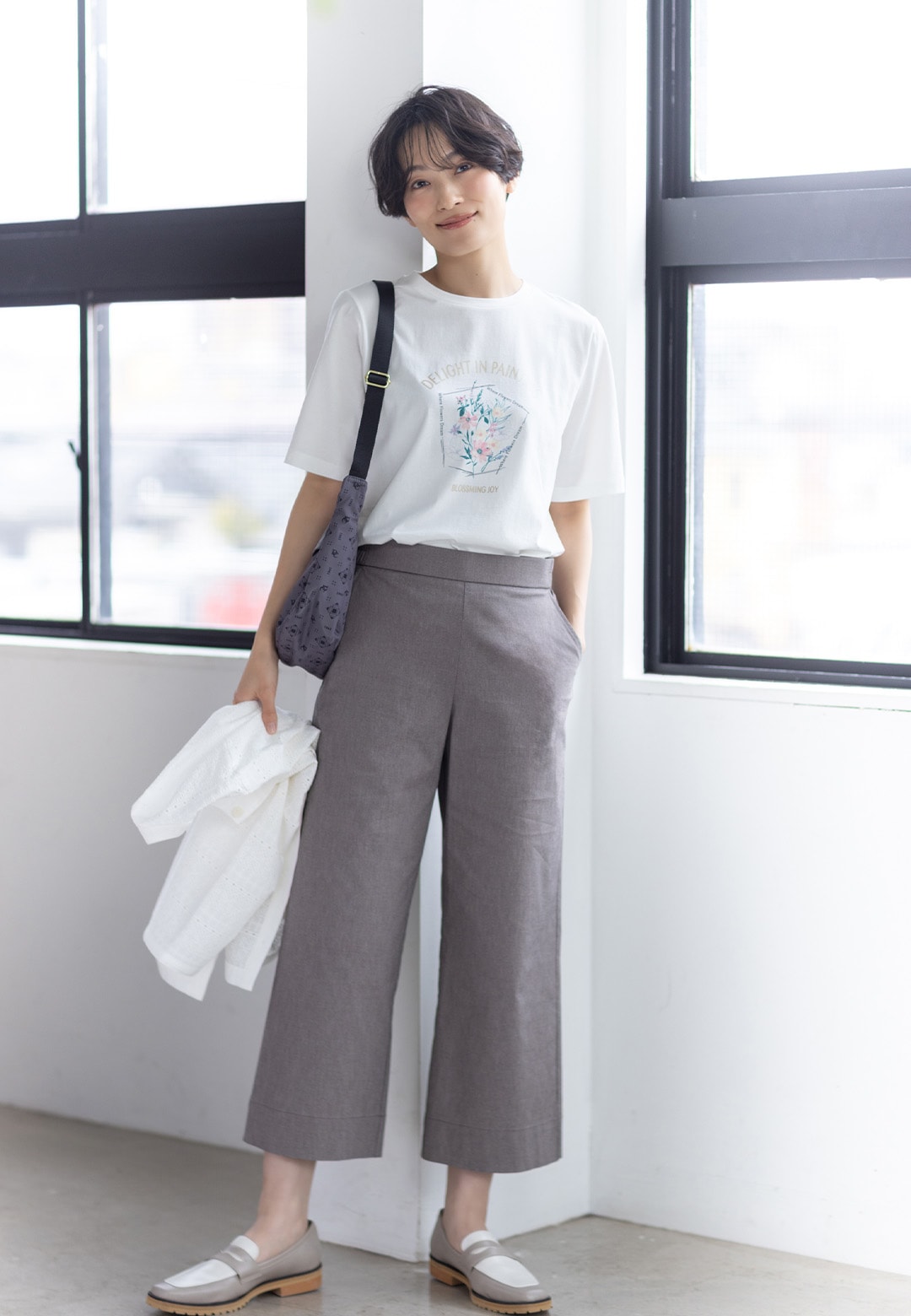 【ひやさらコットン】フラワープリントTシャツ【綿100％・接触冷感・UVカット】と刺繍ジャケットとストレッチワイドパンツ【接触冷感・ウォッシャブル・後ろウエストゴム】を着用した女性２