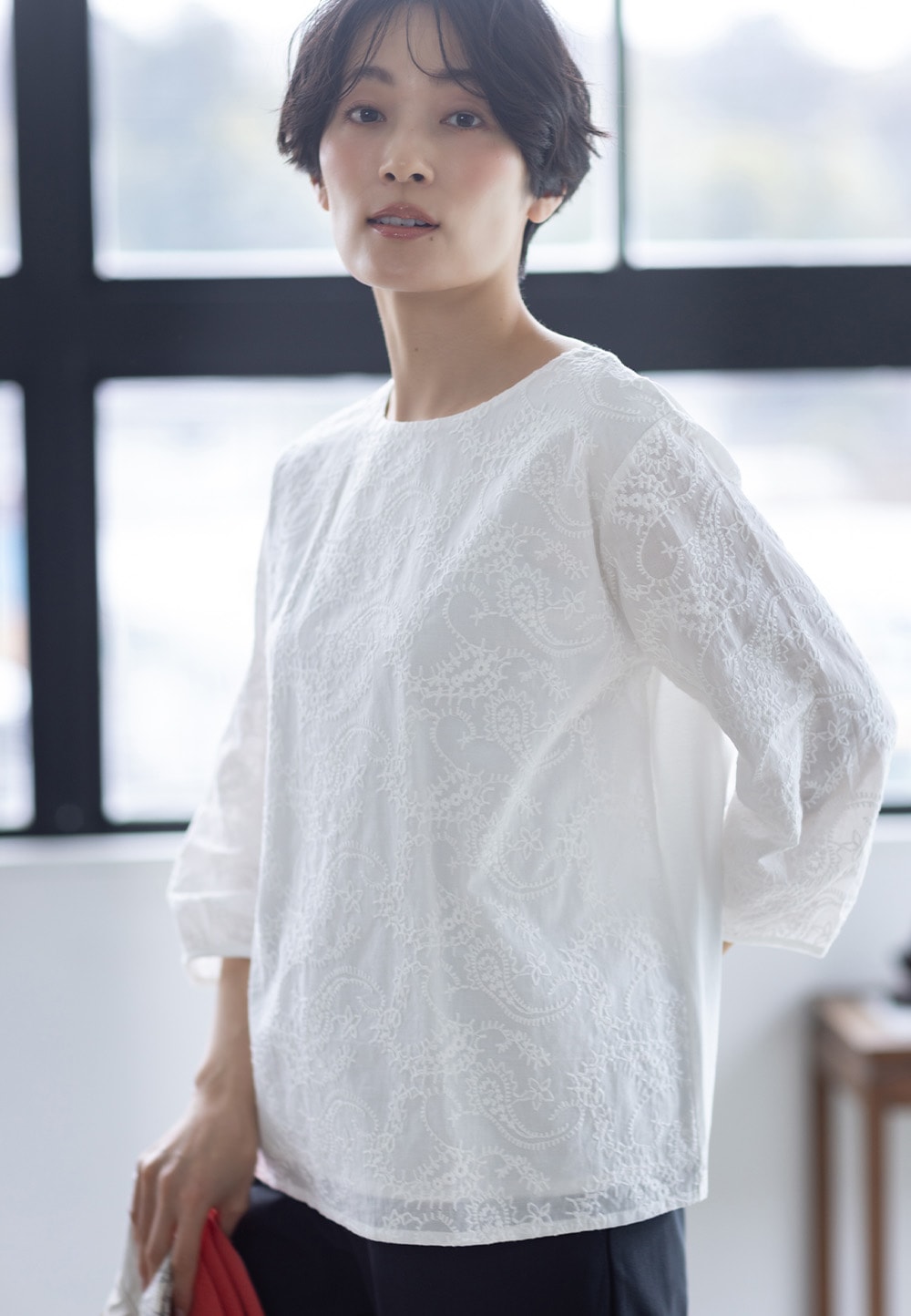 【ひやさらコットン】刺しゅうドッキングプルオーバー【綿100％・接触冷感・UVカット】とサラコクルーネック9分袖カーディガン【接触冷感・ウォッシャブル・毛玉になりにくい】とストレッチストレートパンツ【接触冷感・後ろウエストゴム】を着用した女性１