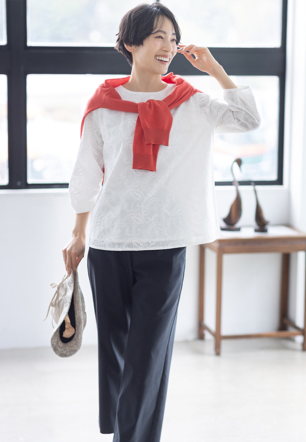 【ひやさらコットン】刺しゅうドッキングプルオーバー【綿100％・接触冷感・UVカット】とサラコクルーネック9分袖カーディガン【接触冷感・ウォッシャブル・毛玉になりにくい】とストレッチストレートパンツ【接触冷感・後ろウエストゴム】を着用した女性２